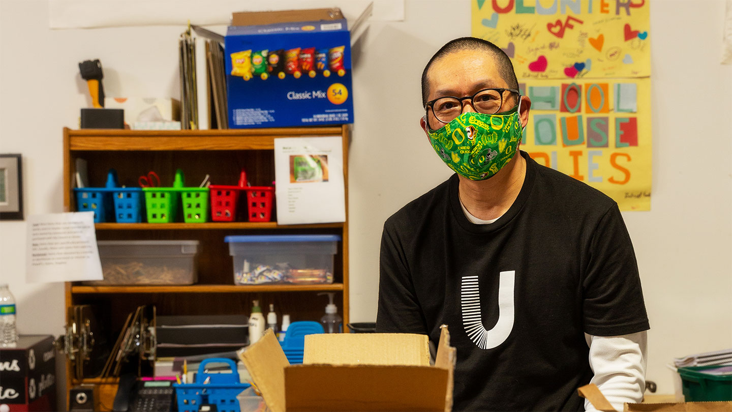 Umpqua Bank associates volunteering